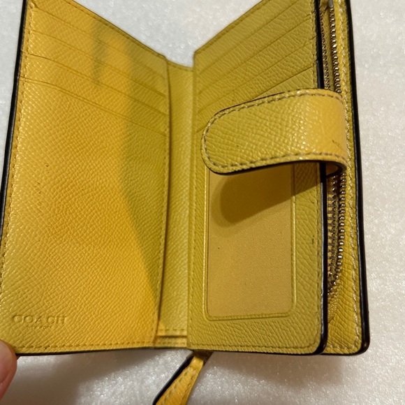 Coach Mustard Yellow Leather Wallet Pre-owned - Picture 4 of 8